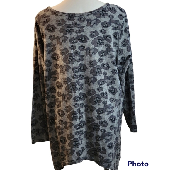 Lane Bryant Floral Sharkbite vneck  top Gray Size 18/20 - Picture 5 of 9